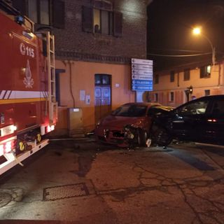 Albonese: scontro tra auto in via Grocco, ferite due persone