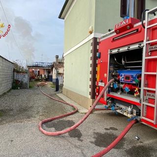 Nicorvo: villetta divorata dalle fiamme, danni ingenti