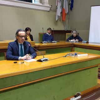 Il sindaco Andrea Ceffa durante la conferenza stampa
