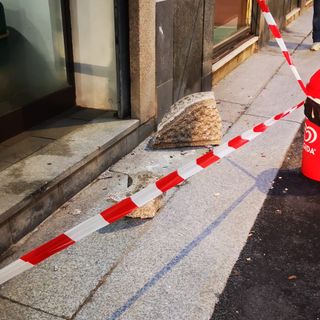 Mortara: mezzo per la raccolta dei rifiuti urta il capitello di un balcone, cade pezzo in strada, nessun ferito