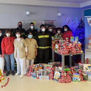 Epifania: Vigili del Fuoco di Magenta con l’autoscala al Fornaroli portano i doni ai bimbi della Pediatria