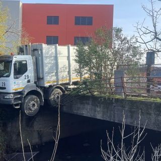 Paura a Castellanza: camion in bilico sul ponte