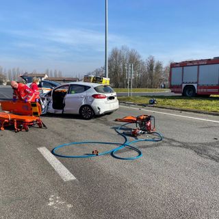 Sartirana: scontro tra auto all'incrocio con via Mede, ferita una 27enne