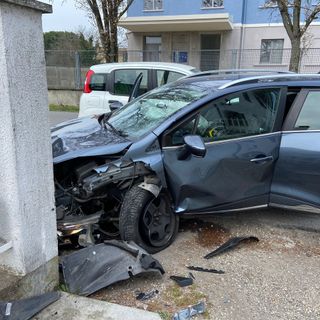 Mede: scontro tra auto in viale Unione Sovietica, ferita una 71enne