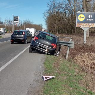 Mortara: esce di strada con l'auto sulla provinciale, 42enne trasportato in elicottero al San Matteo