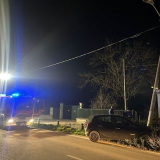 Tromello: perde il controllo dell’auto e finisce contro un palo