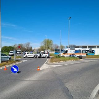 Incidente al solito incrocio tra Robecco e Magenta, una donna ferita e traffico deviato