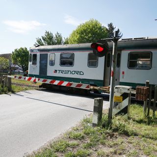 Mede: auto finisce contro le sbarre del passaggio a livello, 2 treni in ritardo