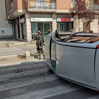 Vigevano: scontro tra auto al semaforo di viale Montegrappa, una si ribalta, ferite 2 donne