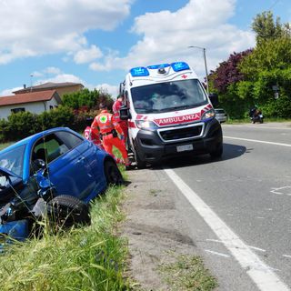 Pavia: scontro tra auto in viale Cremona, soccorse 3 persone