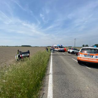 Castelnovetto: scontro tra auto sulla provinciale 596, una si ribalta in un campo, ferite 2 persone