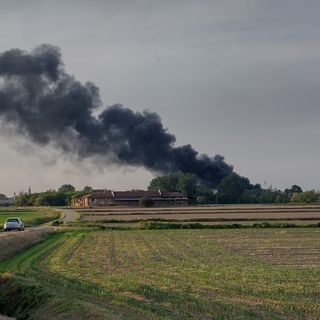 Incendio Ilga Gomme, Arpa: &quot;I dati rilevati sono rassicuranti&quot;. Il comune toglie il divieto di consumare frutta e ortaggi coltivati nella zona