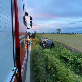 Ferrera: esce di strada e si ribalta nel fosso con l'auto, illesa una 32enne
