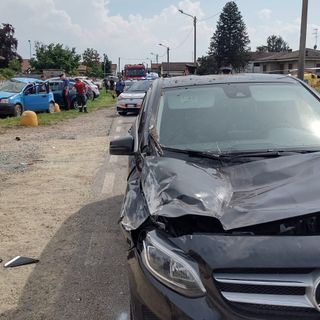 Confienza: si ribaltano con l'utilitaria in via Roma dopo avere colpito un'altra auto, feriti 3 ragazzi