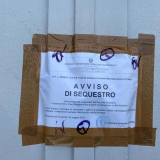 Il cartello apparso nelle scorse ore sul depuratore