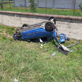 L'auto in un fosso ribaltata sulla provinciale 192