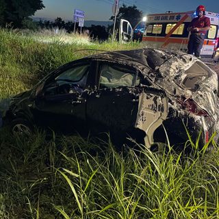 L'auto uscita di strada in via Borgo San Siro