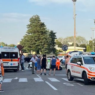 Grave incidente a Magenta, giovane motociclista elitrasportato in ospedale