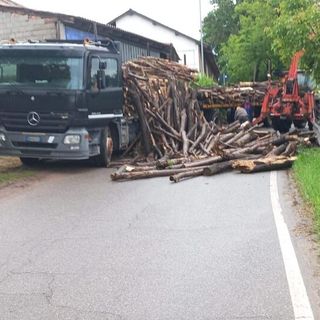 Robecco: camion perde il carico di legna e blocca la strada a Cascinazza