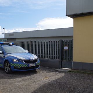 Pavese: la Polizia sequestra uno sfasciacarrozze abusivo, rinvenuti anche rifiuti pericolosi