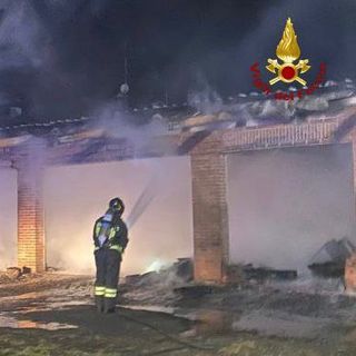 Dorno: incendio in un box di viale Libertà, sul posto due squadre di Vigili del fuoco