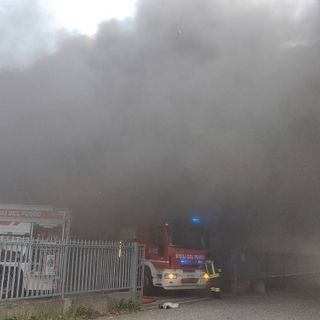 Vigevano, incendio Ilga Gomma: il sindaco Ceffa: &quot;Tenete chiuse le finestre ed evitate di recarvi in luoghi all'aperto&quot;