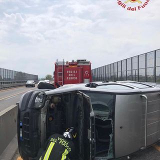 Auto si ribalta sull'autostrada Milano-Genova, illeso un 22enne