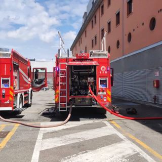 Pavia: auto esplode nel parcheggio sotterraneo del centro commerciale, gravissimo un uomo