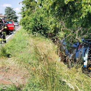 Broni: esce di strada con l'auto e finisce in un fosso, 69enne trasportato al San Matteo