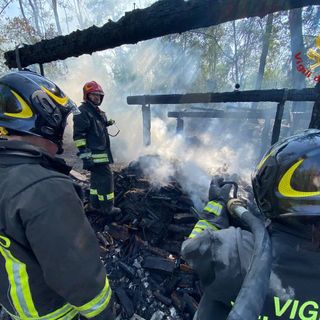 Zinasco: rogo divora una casotta in legno, sul posto 2 squadre di Vigili del fuoco