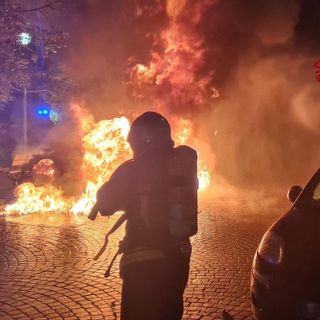 Stradella: incendio divora auto, un'altra vettura rimane danneggiata nel rogo