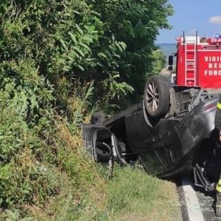 Oltrepò: si ribalta con l'auto sulla statale 461, ferito un 68enne