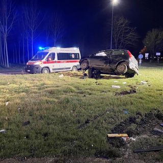 Mede: si schianta con l'auto sulla rotonda della provinciale 194, gravemente ferito un uomo