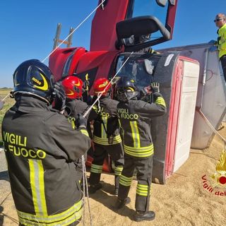 Vercellese, si ribalta un camion di riso: autista in ospedale e strada chiusa