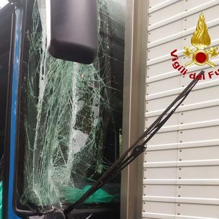 Schianto sulla Paullese a San Donato. Autobus tampona un camion: dieci persone al pronto soccorso