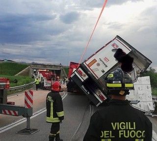 Autoarticolato si ribalta sulla A26 a Ghemme