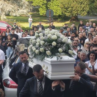 «Te ne sei andato e di te ci mancherà tutto»: lacrime, TikTok e il lutto dei ragazzi per Kevin Laganà, 22 anni