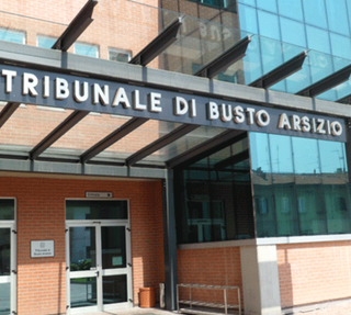 Botte fuori dal tribunale di Busto: tre persone soccorse dopo una rissa