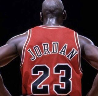 Curiosità. Un paio di Air Jordan acquistate all’asta negli USA dalla società Bolaffi per 38 mila dollari