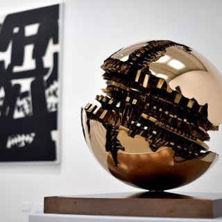Addio ad Arnaldo Pomodoro, gigante della scultura italiana