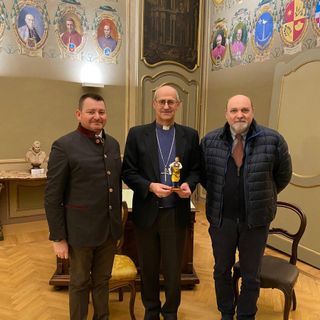 In dono al vescovo di Vigevano la statuina dell'imprenditore digitale, personaggio del presepe 2021
