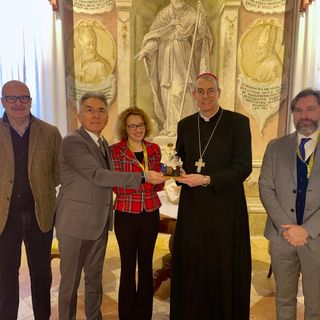 Coldiretti: in dono al vescovo Sanguineti la statuina per il Presepe 2024, simbolo della qualità made in Italy