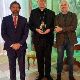 Natale, nel Presepe 2022 arriva la florovivaista: consegnata la statuina al Vescovo di Pavia