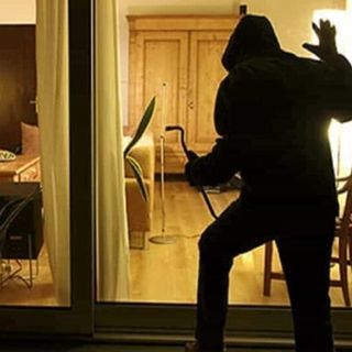 Zerbolò: mettono la casa a soqquadro, ladri in fuga con Playstation e orologio Zerbolò: mettono la casa a soqquadro, ladri in fuga con Playstation e orologio