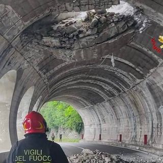 FOTO. Frana su una galleria stradale e ferroviaria nel Lecchese. Circolazione interrotta, nessun ferito