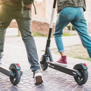 Monopattini elettrici, arriva il “targhino”: obbligatorio casco, assicurazione e codice identificativo