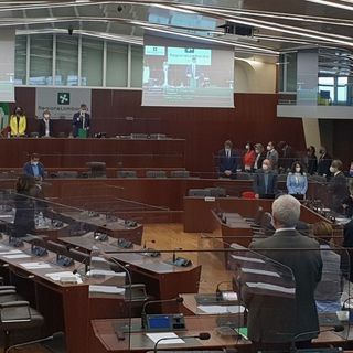 Il minuto di silenzio del consiglio regionale della Lombardia per le vittime del Mottarone