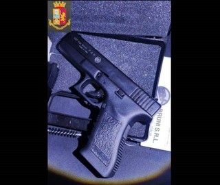La pistola a salve sequestrata dalla polizia a Monza (foto da Mbnews.it)