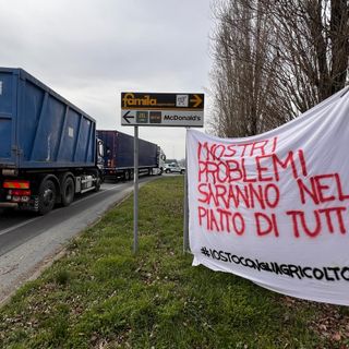 (VIDEO). La Protesta dei trattori sbarca in Lomellina: a Mortara affollato presidio e corteo degli agricoltori