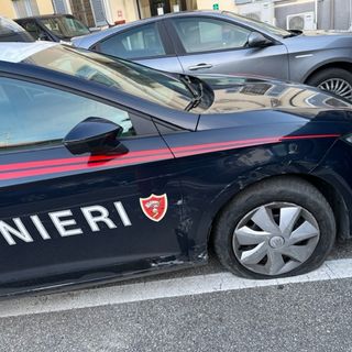 L'auto del radiomobile danneggiata nel corso dell'inseguimento